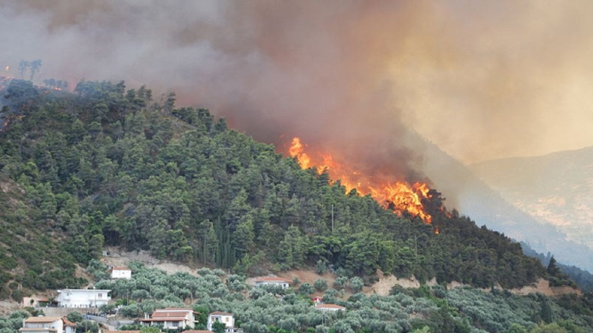 Θάσος: Μεγάλη πυρκαγιά σε τέσσερα μέτωπα